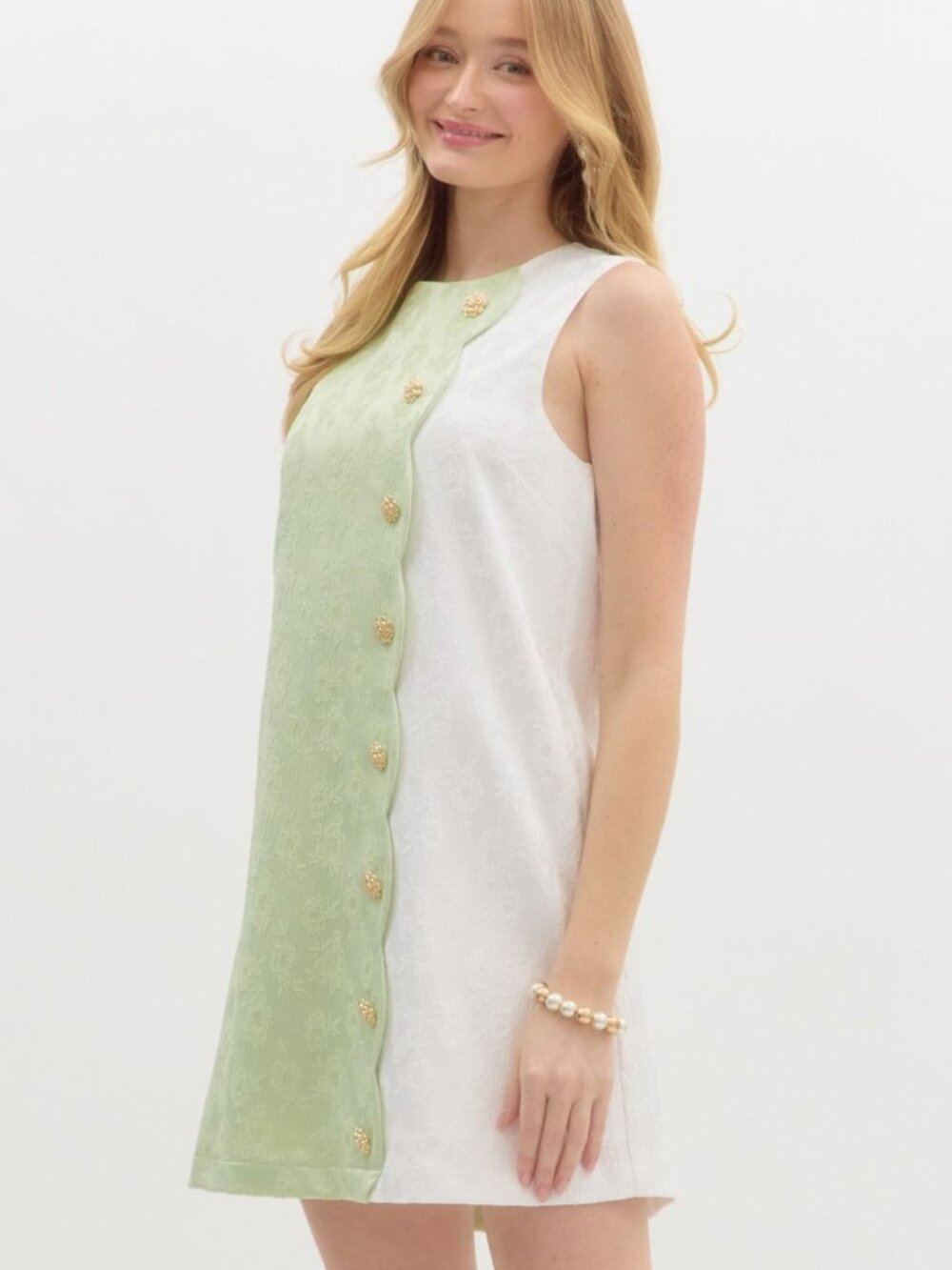 Sleeveless dress with button jacquard